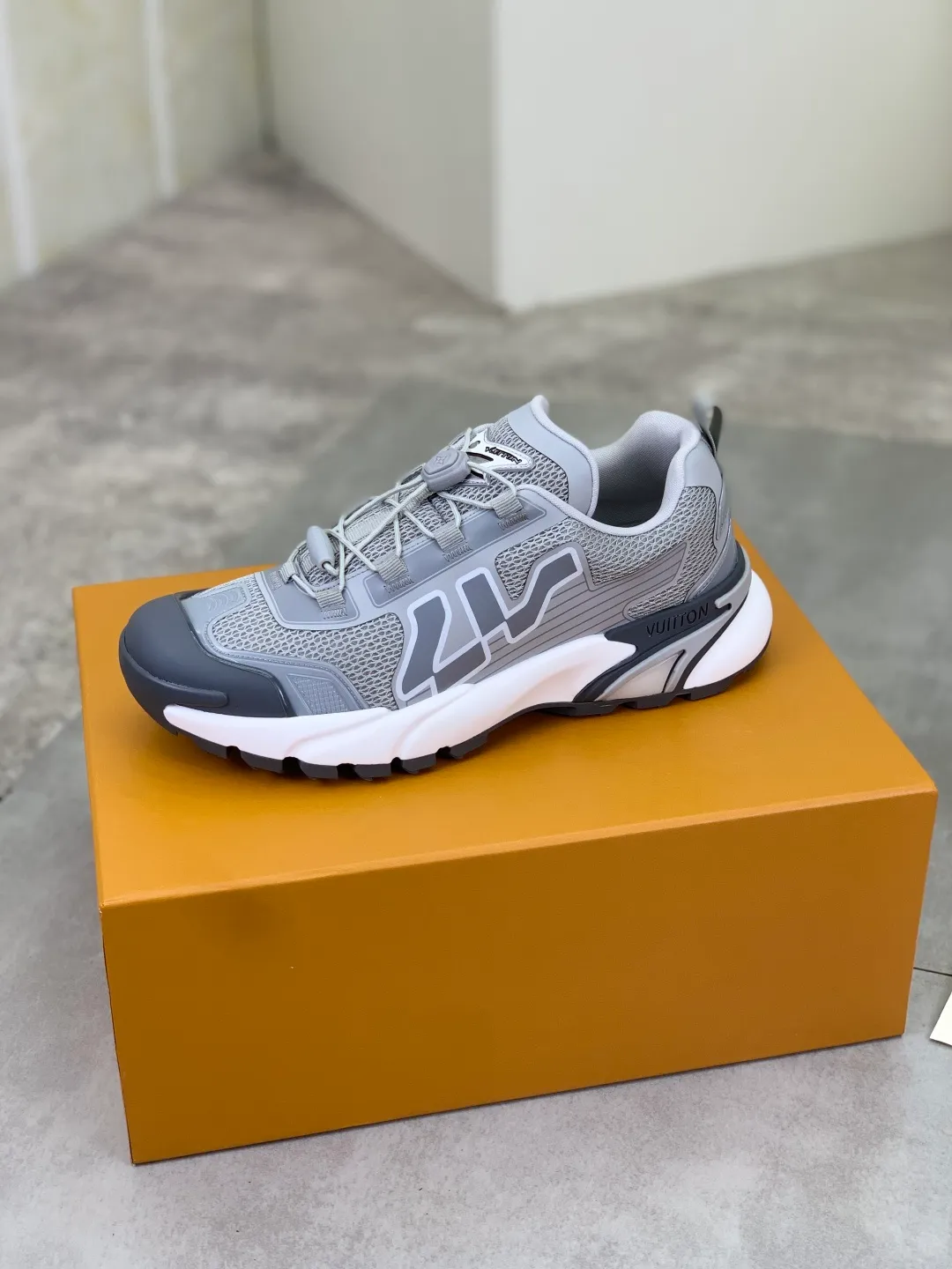 Men's Men's Shoes💰P740 New High Version LV Louis Vuitton L Jialu Brand Runner Tatic Series Thick Sole Casual Sports Shoes Running Shoes Original Purchase Development Production This LV Runner Tatic sports shoe combines technical materials such as mesh fabric and ribbons to interpret the inspiration of traditional mountaineering shoes. LV letters are written on one side, the lariat buckle of the quick lacing system is embellished with Monogram flowers and Louis Vuitton logos, and the light and wear-resistant rubber outsole completes the whole package. The delivery counter is beautifully packaged🛍📦 ▪️Fabrics: Original imported custom technical fabric + mesh ▪️Inner lining: Original customized breathable mesh ▪️Sole: Original open-molded anti-slip rubber combination material ▪️Sole thickness: 4CM ▪️Size: Men's 39-44 (38 45 (customized)